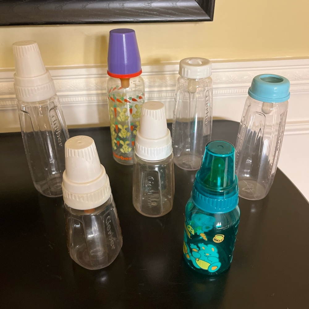 vintage Gerber baby bottles (7) w/nipples & caps 9oz & 5oz ( 5 new/2 mint cond)